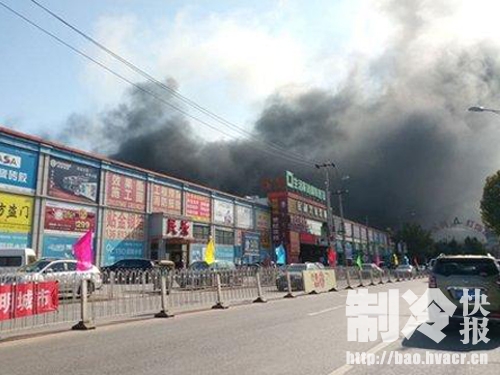 十里河一建材城着火26辆消防车扑救 通报称无人伤亡