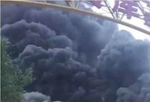 北京冷库着火,黑烟滚滚!40多辆消防车扑救!